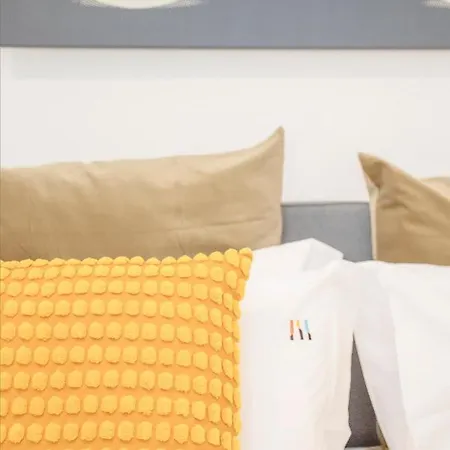 Liiiving In - Downtown Essence Apartment