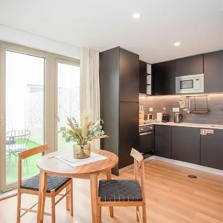 Liiiving In - Downtown Essence Apartment *